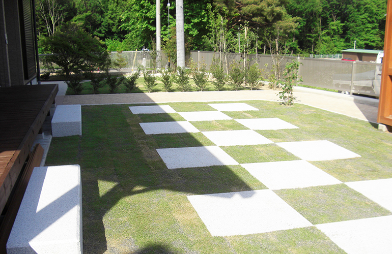 石平板と芝のコントラストのお庭