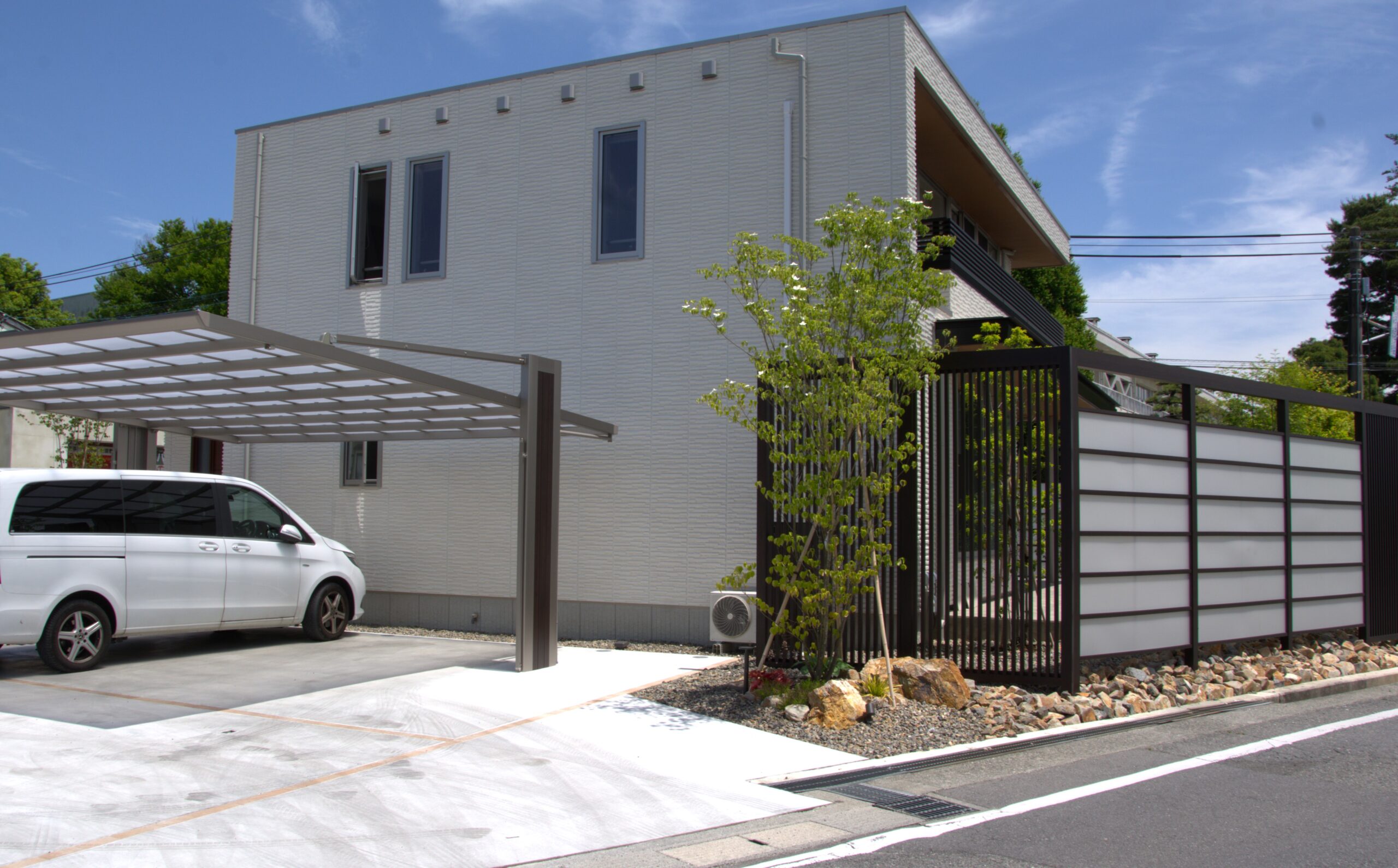 建物とフェンス